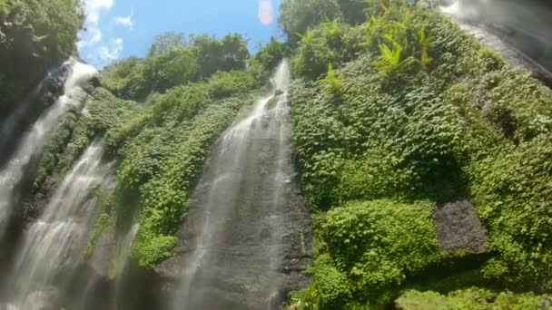 Prachtige Fiji waterval op Bali eiland. Reis naar Bali concept — Stockvideo