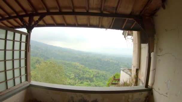 Hotel yang ditinggalkan dan misterius di Bedugul. Indonesia, Pulau Bali. Konsep Perjalanan Bali — Stok Video