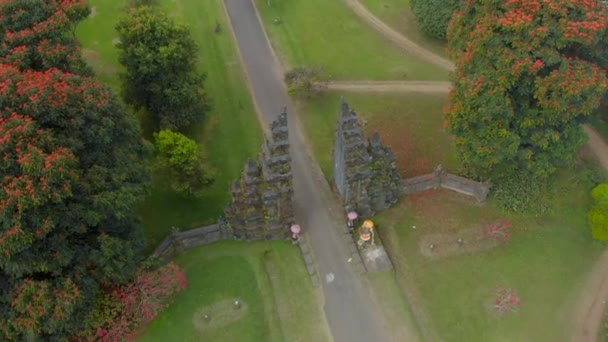 Аэросъемка входа в традиционные большие ворота в районе Бедугула острова Бали. Концепция путешествия на Бали — стоковое видео