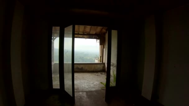 O hotel abandonado e misterioso em Bedugul. Indonésia, Ilha Bali. Bali Travel Concept — Vídeo de Stock