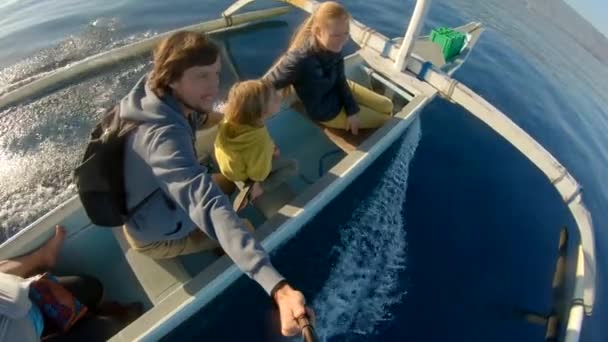 Οικογενειακή βόλτα σε μια ασιατική παραδοσιακή βάρκα κατά την ανατολή του ηλίου. Θα δουν δελφίνια στον κόλπο Λοβίνα, στην περιοχή του βόρειου Μπαλί. Ταξίδι στο Μπαλί έννοια — Αρχείο Βίντεο
