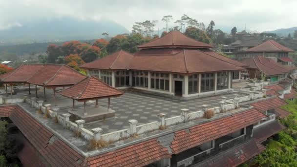 Aerial shot of the abandoned and mysterious hotel in Bedugul. Indonesia, Bali Island. Bali Travel Concept — Stockvideo
