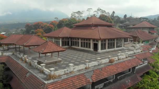 Luchtopname van het verlaten en mysterieuze hotel in Bedugul. Indonesië, Bali eiland. Bali Travel Concept — Stockvideo