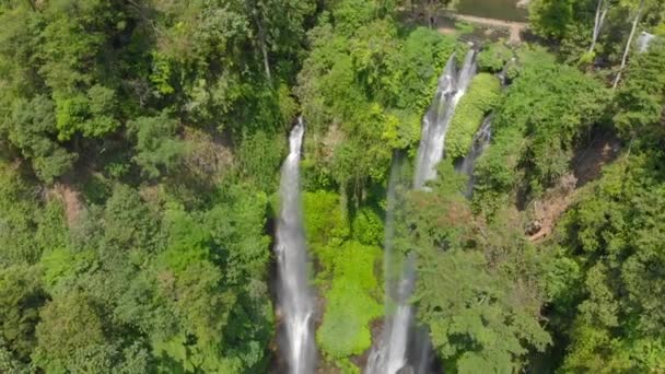 Vue aérienne de la plus grande cascade de l'île de Bali : la cascade de Sekumpul. Voyage à Bali concept.