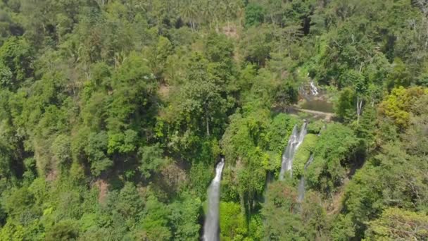 Légi felvétel a Bali-sziget legnagyobb vízeséséről - a Sekumpul vízesésről. Utazás Balira koncepció. — Stock videók