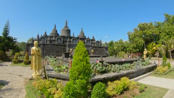 A Brahma Vihara Arama templom belső része a Bali szigeten, Indonéziában. Bali utazási koncepció — Stock videók