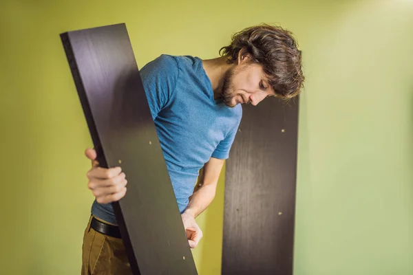 Frustrated Man Putting Together Self Assembly Furniture — Stock Photo, Image