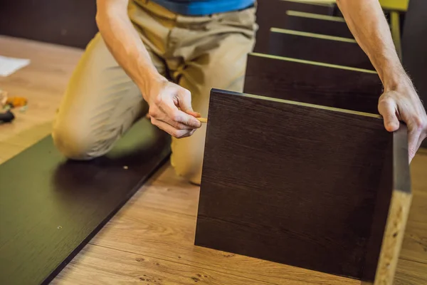 Frustrerad man sätter ihop själv montering möbler — Stockfoto