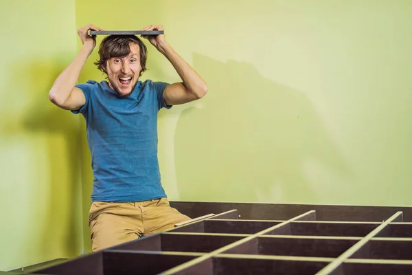 Hombre frustrado armando muebles de autoensamblaje — Foto de Stock