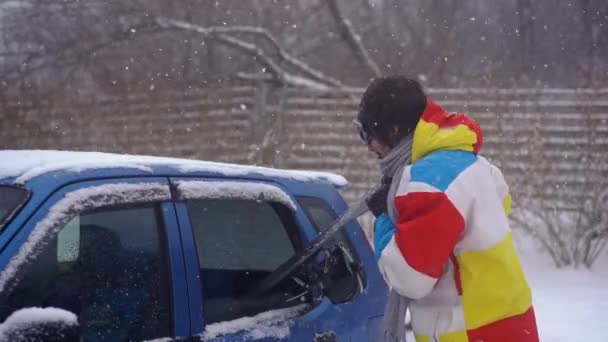 Un giovane cerca di montare il suo snowboard in una piccola auto, ma non può. Concetto di spazio insufficiente in un'auto — Video Stock