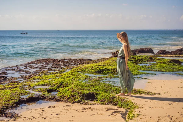 Jonge vrouw toerist op Pantai Tegal Wangi Beach, Bali eiland, Indonesië. Bali Travel concept — Stockfoto