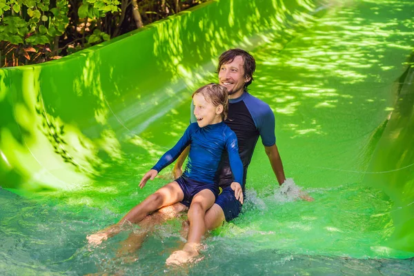 Papa et fils s'amusent au parc aquatique — Photo
