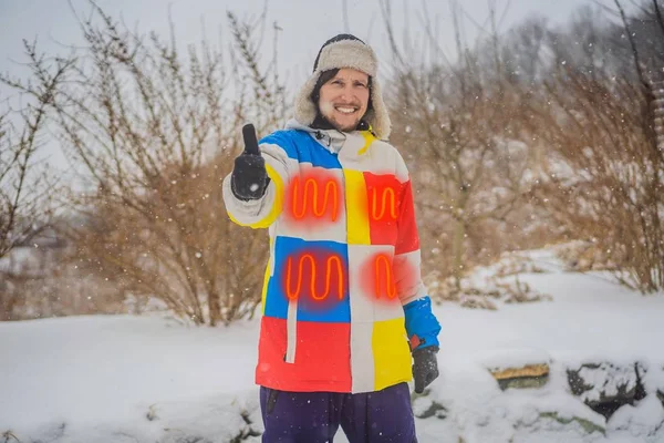Un hombre con una chaqueta de invierno caliente. Debajo de los elementos de calefacción chaqueta — Foto de Stock