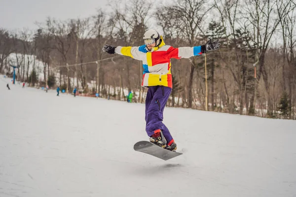 Genç adam dağlarda snowboard 'la atlıyor. — Stok fotoğraf