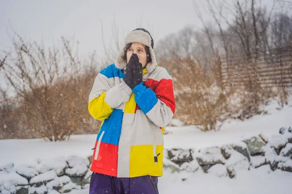 El hombre estaba muy congelado en invierno bajo las nevadas. Problemas de invierno — Foto de Stock