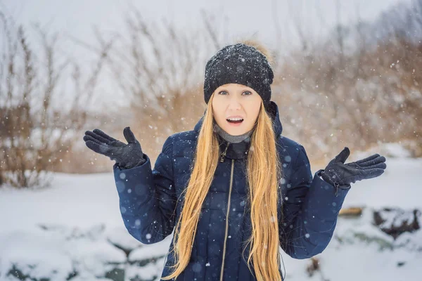 Žena byla v zimě pod sněhem velmi zmrzlá. Zimní problémy — Stock fotografie