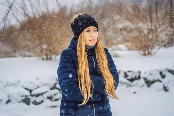 La femme était très gelée en hiver sous la neige. Problèmes d'hiver — Photo