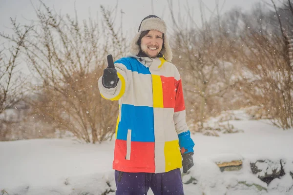 Un hombre con una chaqueta de invierno caliente — Foto de Stock