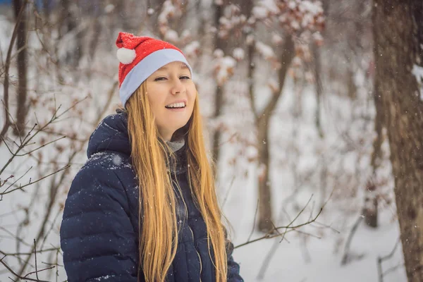 Vánoční žena. Krásná modelka v klobouku Santa Clause. Prodej. Detailní Vánoční portrét — Stock fotografie