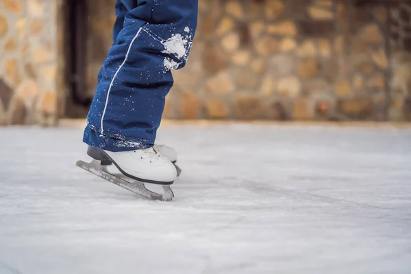 Un chico aprendiendo a patinar sobre hielo —  Fotos de Stock
