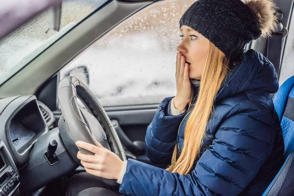 Woman in a car during a snowfall, problems on the road — Stock Photo, Image