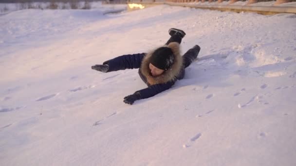 A kisfiú hóban játszik az anyjával. Lassított felvétel — Stock videók