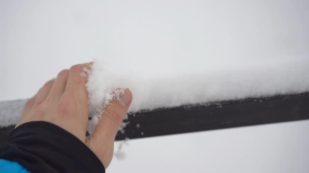 Un uomo tocca una neve appena caduta. Colpo di rallentamento — Video Stock