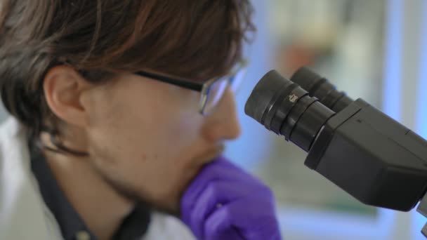 Pensieve of bezorgde wetenschapper in een laboratorium. Dichtbij schot. — Stockvideo