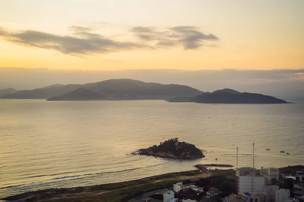 Dawn op de achtergrond van de Vietnamese eilanden — Stockfoto