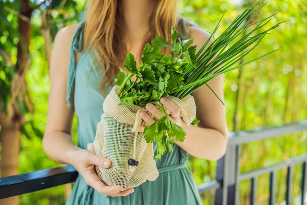 Färska grönsaker i en återanvändbar påse i händerna på en ung kvinna. Begreppet nollavfall — Stockfoto