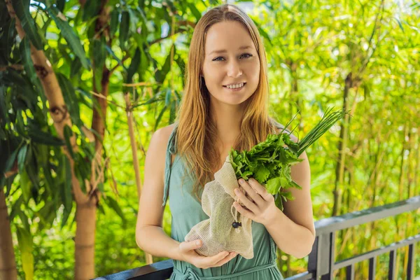 Yeniden kullanılabilir bir çantadaki taze sebzeler genç bir kadının ellerinde. Sıfır atık — Stok fotoğraf
