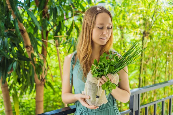 Verduras frescas en una bolsa reutilizable en manos de una joven. Concepto de cero residuos — Foto de Stock