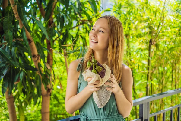 Eggplant in a reusable bag in the hands of a young woman. Zero waste concept — Stock Photo, Image