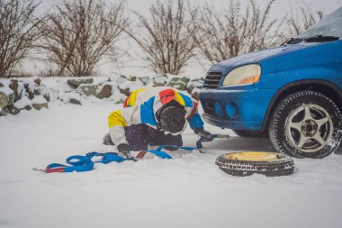 Çekici halat kancalı adam arabanın yanında.