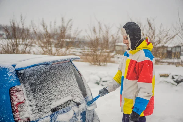Quitar la nieve del coche con un cepillo — Foto de Stock
