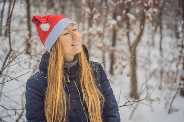 Vánoční žena. Krásná modelka v klobouku Santa Clause. Prodej. Detailní Vánoční portrét — Stock fotografie