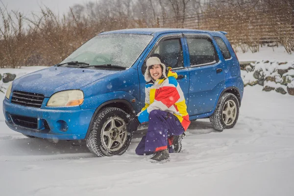 겨울에 교통사고를 당했어요. 사람은 눈이 내리는 동안 바퀴를 바꾼다. 겨울 문제 — 스톡 사진