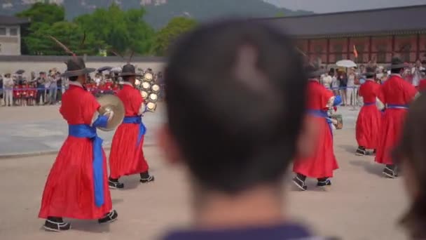 Сеул, Південна Корея - 28 серпня 2019: Церемонія зміни Королівської гвардії в палаці Кьонбокгун — стокове відео