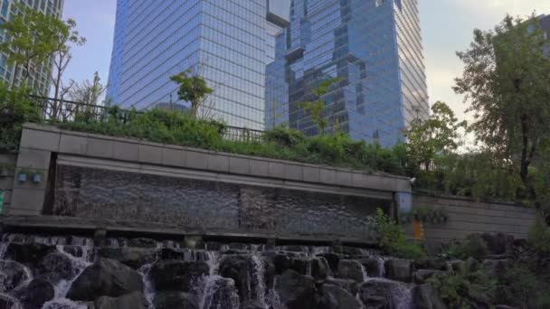 Cheonggyecheon stream in seoul, Südkorea ist das Ergebnis eines massiven Stadterneuerungsprojekts — Stockvideo