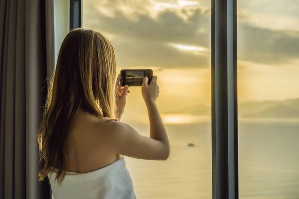 Donna che scatta foto della città alla luce del mattino — Foto Stock