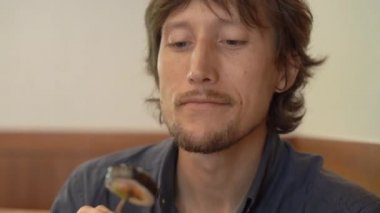 Kore restoranındaki genç adam geleneksel Kore kimpab 'ı yiyor.