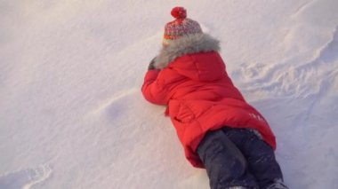 Küçük çocuk annesiyle karda oynuyor. Yavaş çekim.