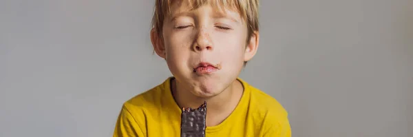 Close Up of Young Boy Jedzenie Czekolada Baner, Long Format — Zdjęcie stockowe
