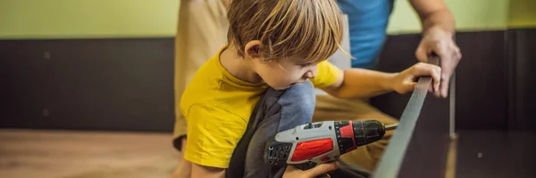 Otec a syn, montáž nábytku. Boy pomáhá jeho otec doma. Šťastná rodina koncept Banner, dlouhém formátu — Stock fotografie