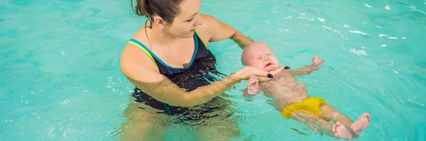 Bela mãe ensinando bebê bonito menina como nadar em uma piscina. Criança se divertindo na água com a mãe BANNER, LONG FORMAT — Fotografia de Stock