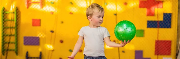 Mały chłopiec z piłką na trampolinie Baner, Long Format — Zdjęcie stockowe