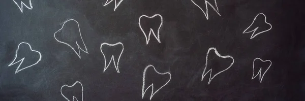 Zuby vytažené křídou na černé tabuli. Nápis - koncepce stomatologie, dlouhý formát — Stock fotografie