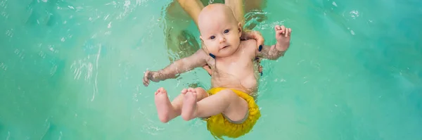 Belle mère enseignant bébé fille mignonne comment nager dans une piscine. Enfant s'amusant dans l'eau avec maman BANNER, FORMAT LONG — Photo
