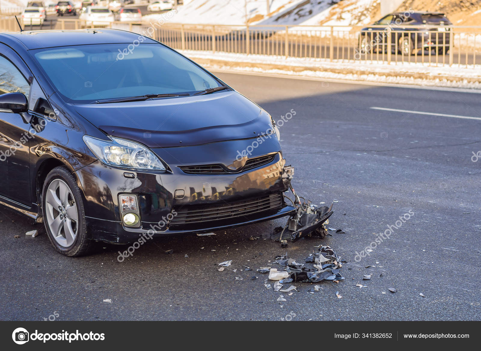 Accidente de coche, la rueda se cayó del coche fotografía de stock