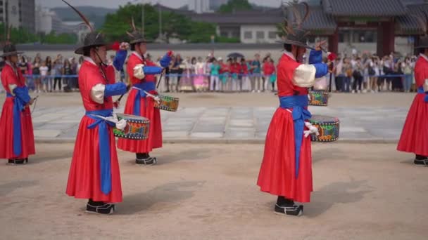 SEÚL, COREA DEL SUR - 28 de agosto de 2019: Ceremonia de cambio de la Guardia Real en el palacio Gyeongbokgung — Vídeos de Stock
